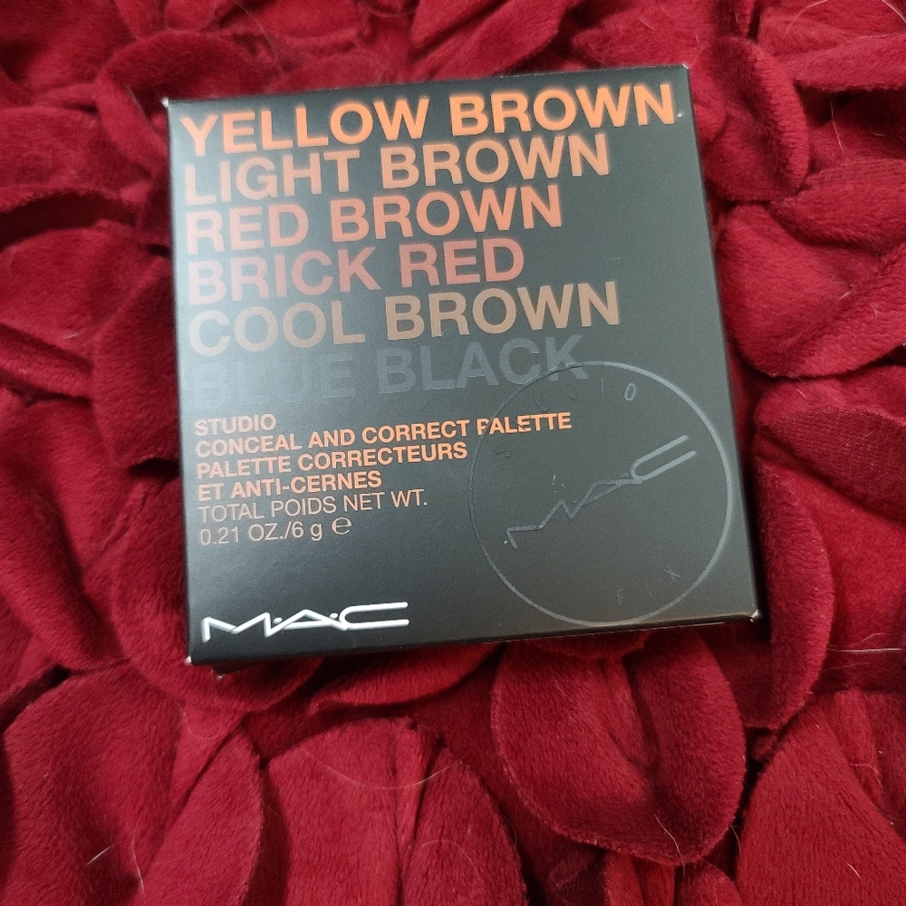 Authentic MAC concealer palettr- extra deep
